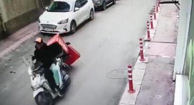 Kurye, motosikletini çalan hırsızı üzerine atlayıp yakaladı; o anlar kamerada