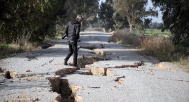 Kuş cennetindeki yolun 2 kilometresi depremde yarıldı