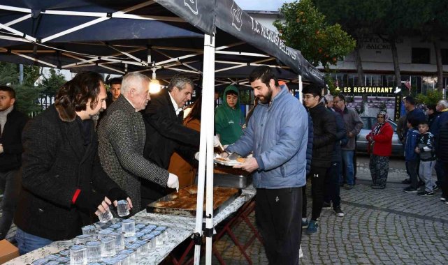 Kuşadası Belediyesi, Davutlar Mahallesi'nde iftar yemeği düzenledi