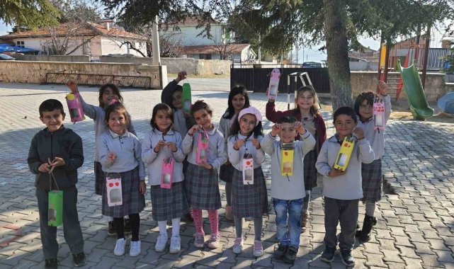 Kuşların yuvalarını minikler yaptı