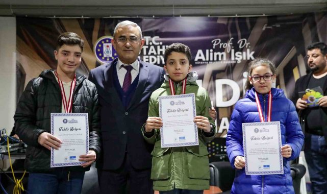 Kütahya Belediyesi, en çok kitap okuyan öğrencileri ödüllendirdi