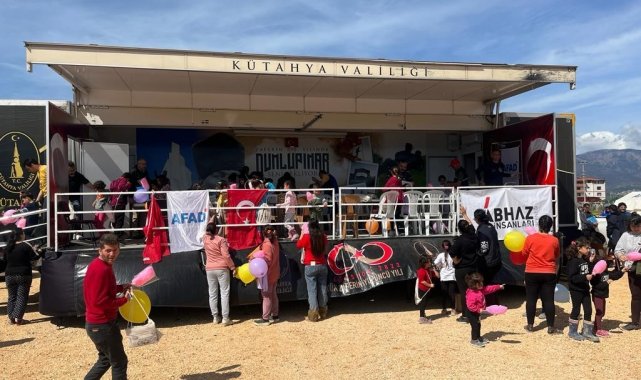 Kütahya Valiliği Motivasyon Tırı deprem bölgesinde çocuklara moral oldu