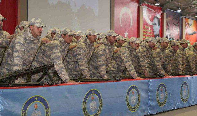Kütahya'da acemi eğitimini tamamlayan 2023-2B dönem askerler yemin etti