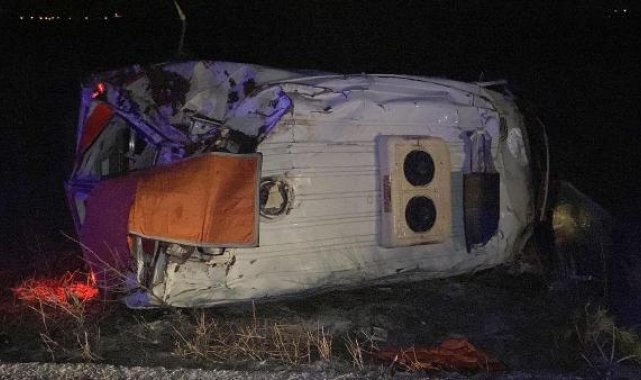 Kütahya'da ambulans devrildi; 3 sağlık personeli yaralı