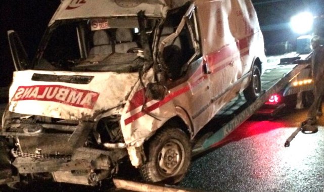 Kütahya'da ambulans devrildi: 3 yaralı