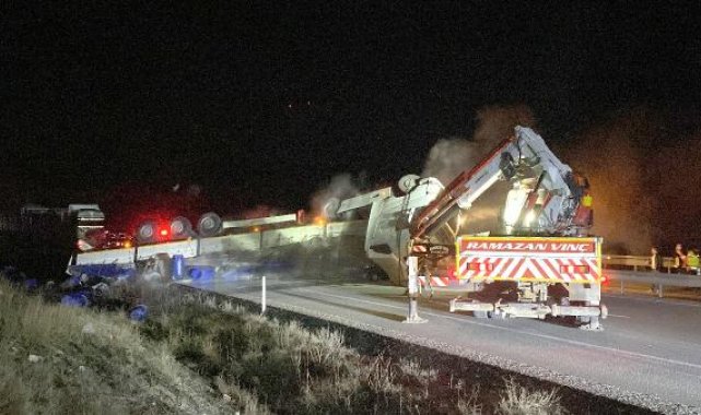 Kütahya'da kimyasal madde yüklü TIR devrildi; şoför yaralı