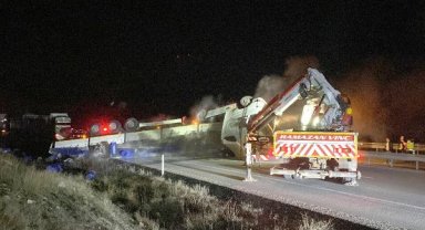 Kütahya'da kimyasal madde yüklü TIR devrildi; şoför yaralı