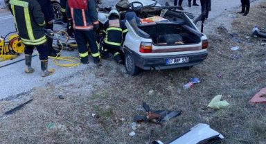 Kütahya'da otomobiller kafa kafaya çarpıştı: 1 ölü, 3 yaralı