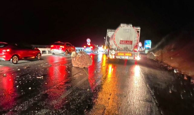 Kütahya'da sağanak yağış nedeniyle yola düşen dev kayalar korkuttu