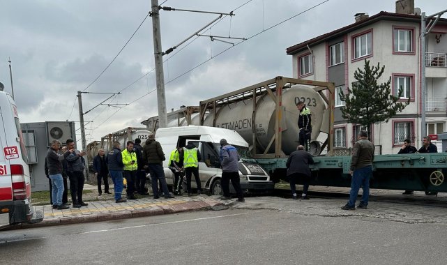 Kütahya'da yük treni minibüse çarptı: 1 yaralı