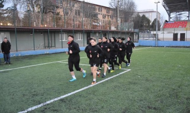 Kütahya'nın ilk kadın futbol takımı üst ligleri hedefliyor
