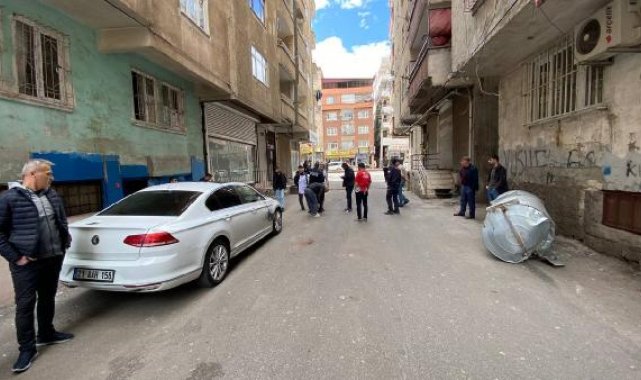 Kuvvetli rüzgarda çatıdaki su tankı otomobilin üzerine düştü
