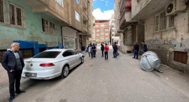 Kuvvetli rüzgarda çatıdaki su tankı otomobilin üzerine düştü