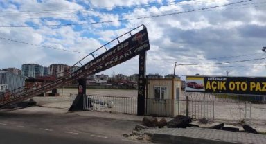 Kuvvetli rüzgarda çatıdaki su tankı otomobilin üzerine düştü