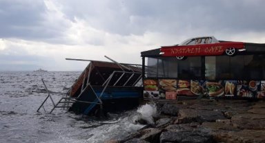 Lodos, balık ekmek teknesini devirdi