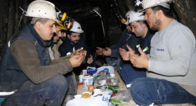 Madenciler yerin metrelerce altında ilk sahurunu yaptı