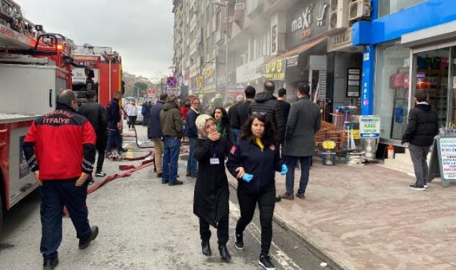 Mağazada çıkan yangını gözyaşlarıyla izleyen personeli, sağlık çalışanı teselli etti