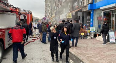Mağazada çıkan yangını gözyaşlarıyla izleyen personeli, sağlık çalışanı teselli etti