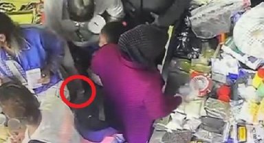 Mağazada yere düşen altınları alıp gittiler