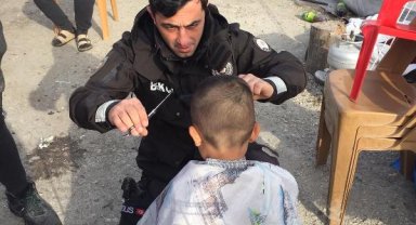 Mahalle bekçisi depremzede çocukları tıraş etti