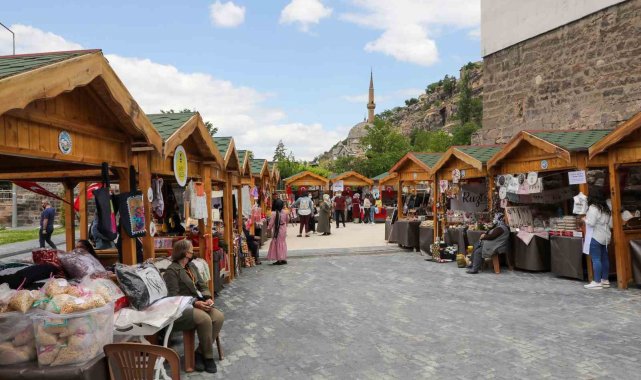 Maharetli Eller kendi gününde kendi yerinde