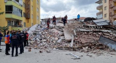 Malatya'da ağır hasarlı 5 katlı apartman çöktü