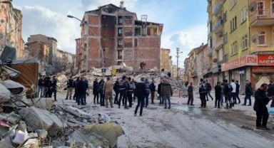Malatya'da ağır hasarlı 6 katlı bina çöktü - Yeniden