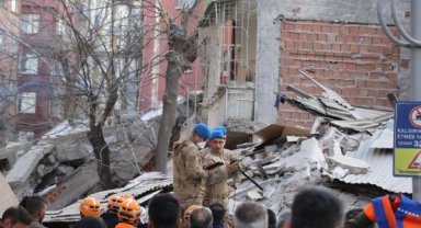 Malatya'da ağır hasarlı 6 katlı bina çöktü