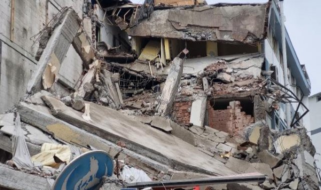 Malatya'da ağır hasarlı 7 katlı bina kendiliğinden çöktü