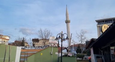 Malatya'da ağır hasarlı minare kontrollü yıkıldı