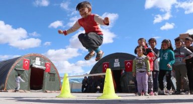 Malatya'da depremzede çocuklar, oyun parkurunda eğlendi