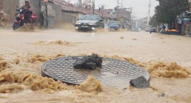 Malatya'da rögar taştı; cadde göle döndü