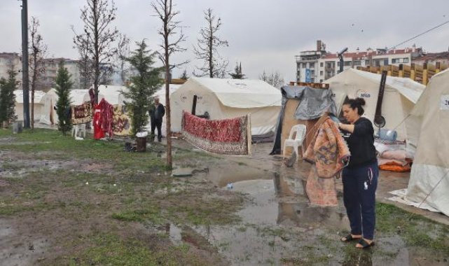 Malatya'da yağmurun etkilediği depremzedelerin konteyner isteği