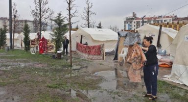 Malatya'da yağmurun etkilediği depremzedelerin konteyner isteği