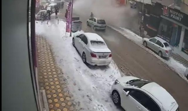 Malatya'da, 5 katlı binanın depremde yıkılma anı kamerada