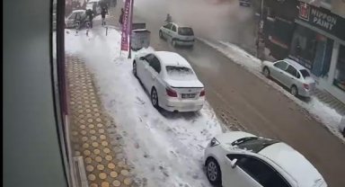 Malatya'da, 5 katlı binanın depremde yıkılma anı kamerada