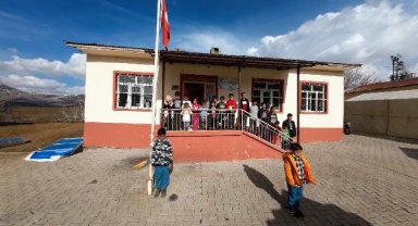 Malatyalı depremzedeler, İstiklal Marşı'yla birlik mesajı verdi