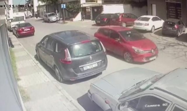 Maltepe'de otomobil kaldırımda bulunan 4 kişiye çarptı