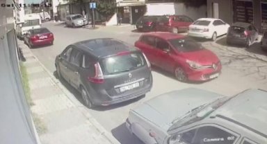 Maltepe'de otomobil kaldırımda bulunan 4 kişiye çarptı
