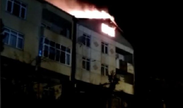 Maltepe'de 3 katlı binanın çatısı yandı