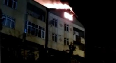 Maltepe'de 3 katlı binanın çatısı yandı