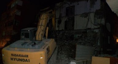 Maltepe'de yıkım yapılan binanın molozları iş makinesinin üzerine düştü