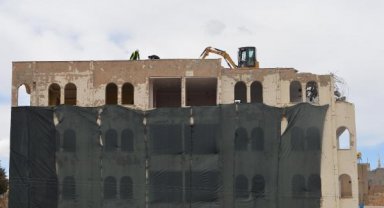 Mardin'de 5 katlı betonarme bina yıkılıyor