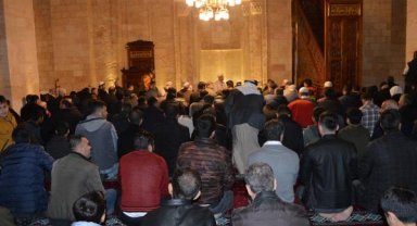 Mardin'de Berat Kandili programında depremzedeler için dua edildi