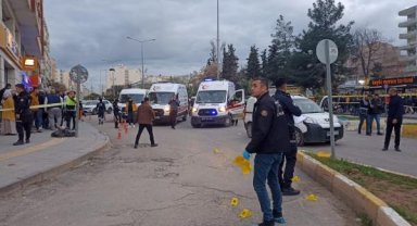 Mardin'de kırmızı ışıkta bekleyen hafif ticari araca silahlı saldırı: 2 ölü, 1 yaralı