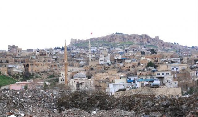 Mardin'de kültürel dokuyu bozan 5 katlı binanın yıkımı yapıldı