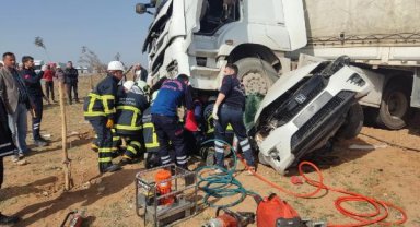 Mardin'de otomobil TIR'ın altına girdi: 2 ölü, 1 yaralı