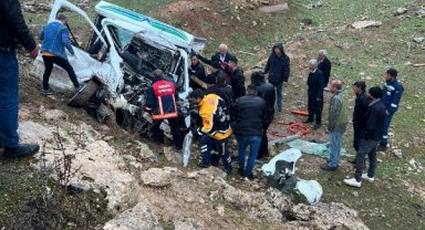 Mardin'de TIR ile kamyonet çarpıştı: 1 ölü, 7 yaralı