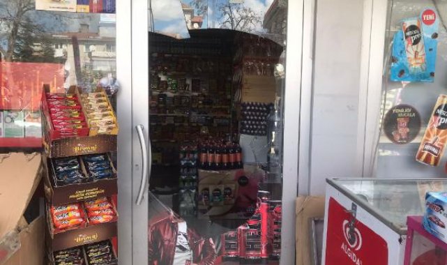 Market camını kaldırım taşıyla kırıp, hırsızlık yaptı; o anlar kamerada