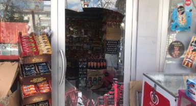 Market camını kaldırım taşıyla kırıp, hırsızlık yaptı; o anlar kamerada